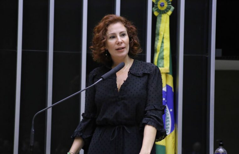 TSE multa deputada Zambelli por desinformação sobre processo eleitoral