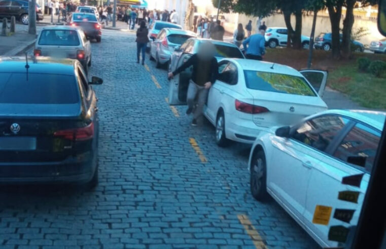 Ponto de desembarque da Cidade das Hortênsias, no Centro de Petrópolis, é ocupado por carros estacionados irregularmente