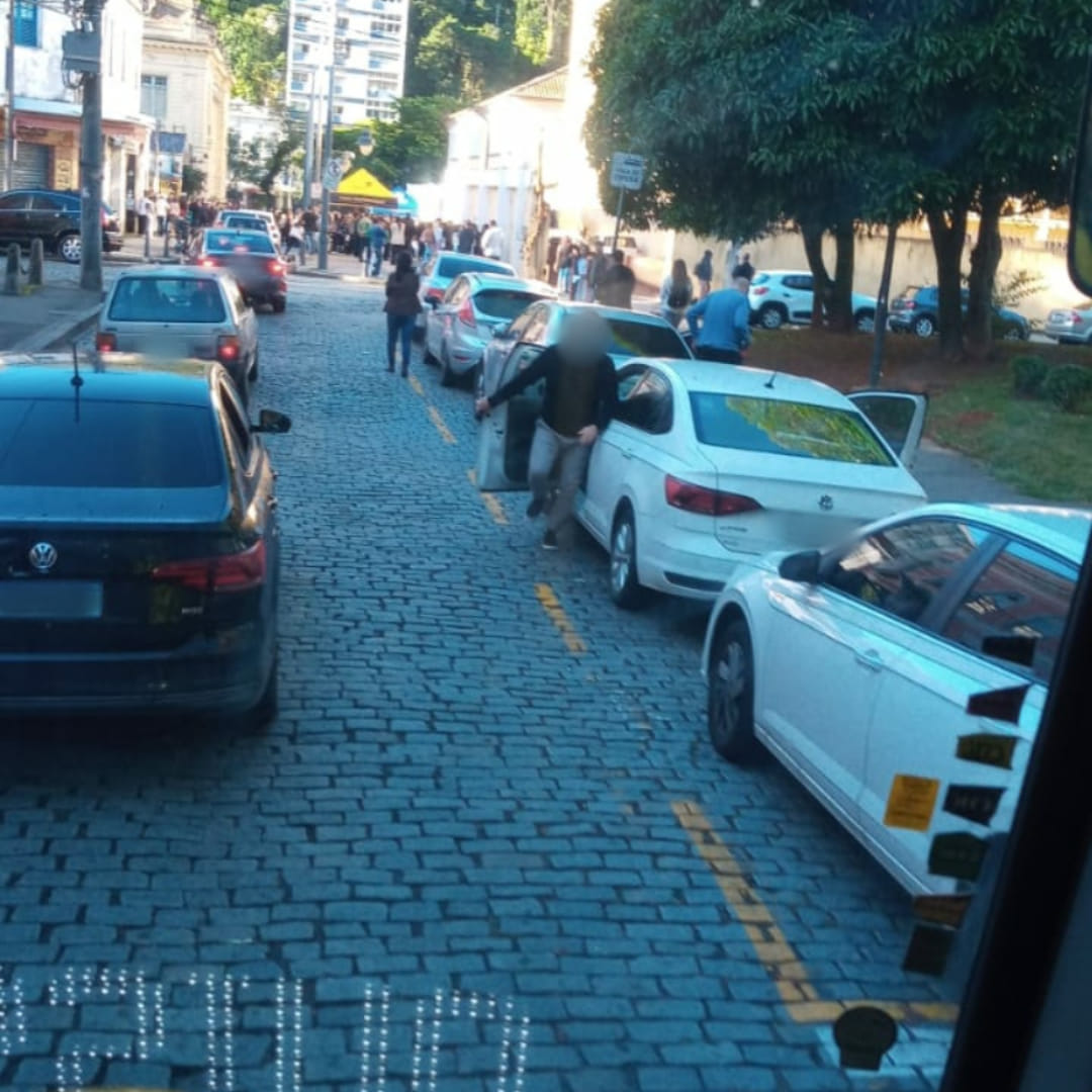 Ponto de desembarque da Cidade das Hortênsias, no Centro de Petrópolis, é ocupado por carros estacionados irregularmente