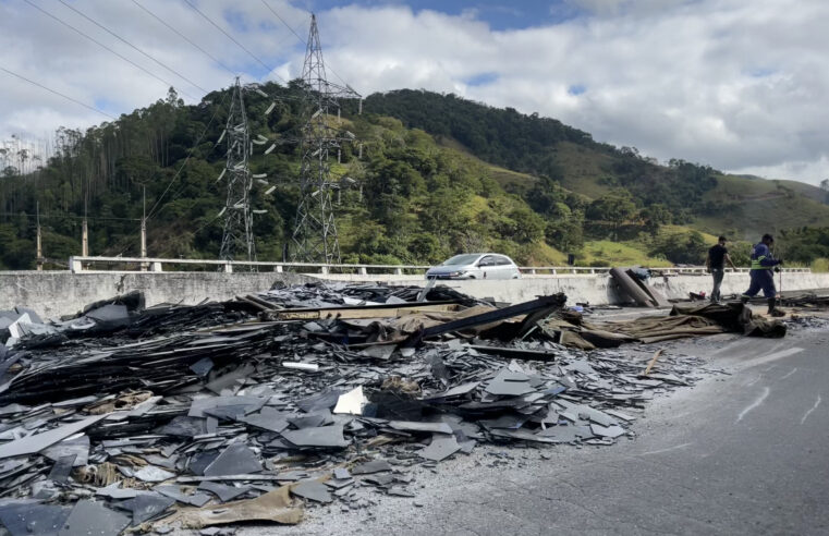 Carreta tomba na BR-040 na manhã deste sábado