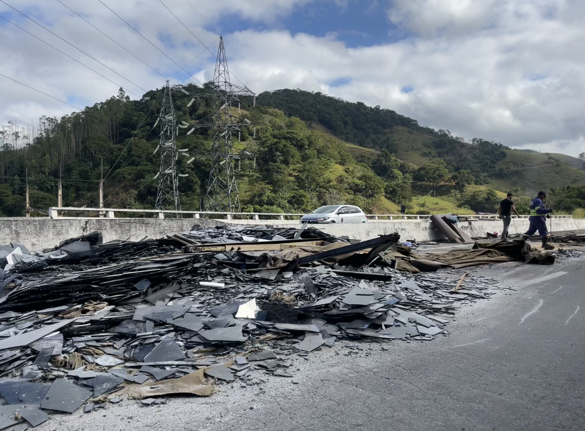 Carreta tomba na BR-040 na manhã deste sábado