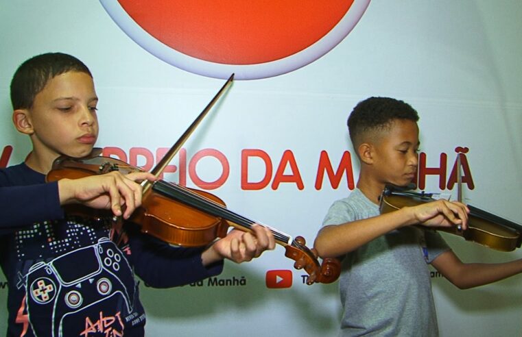 Projeto leva aulas de violino para escolas de Petrópolis