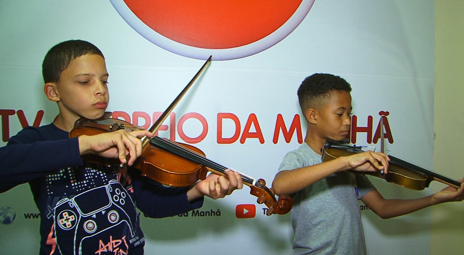 Projeto leva aulas de violino para escolas de Petrópolis