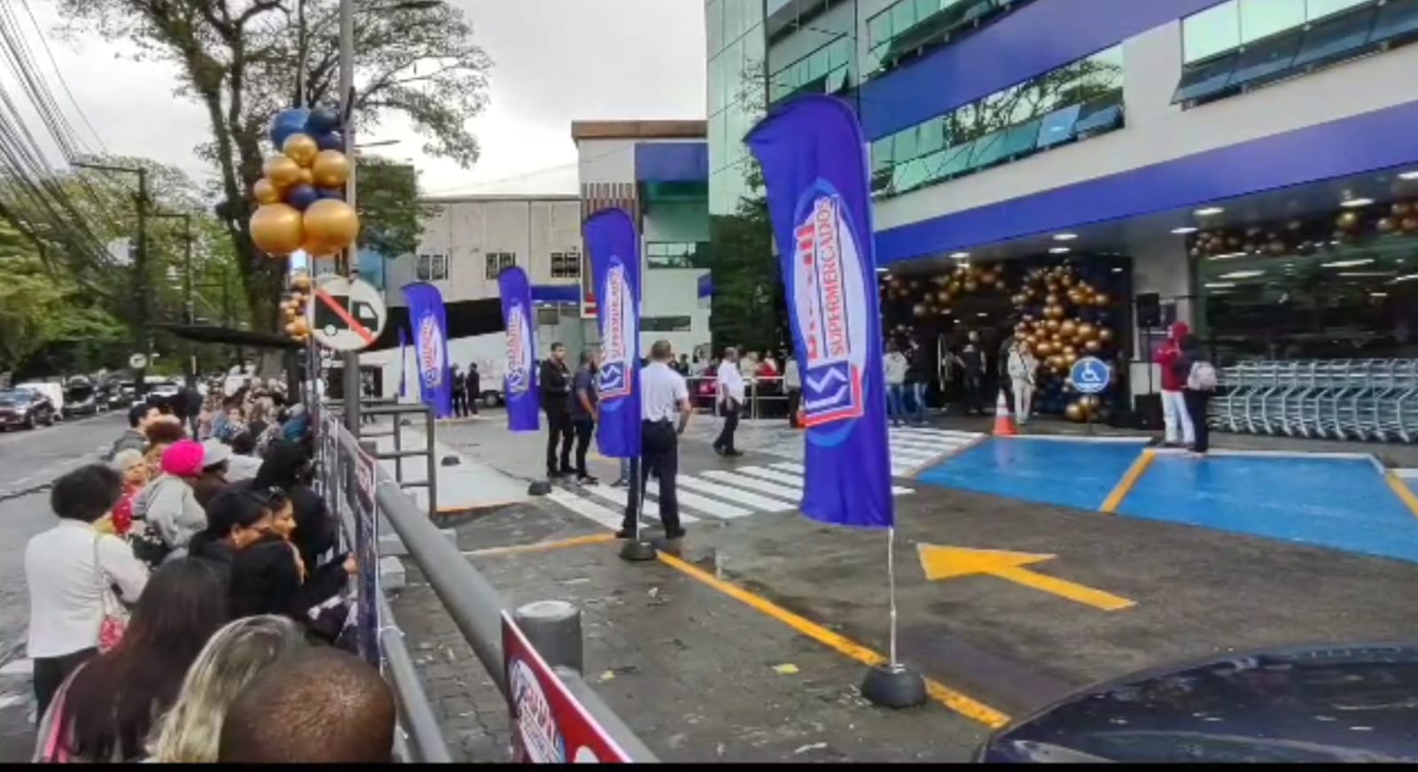 Inauguração do Hiper Bramil Quitandinha, em Petrópolis, atrai centenas de pessoas e é sucesso