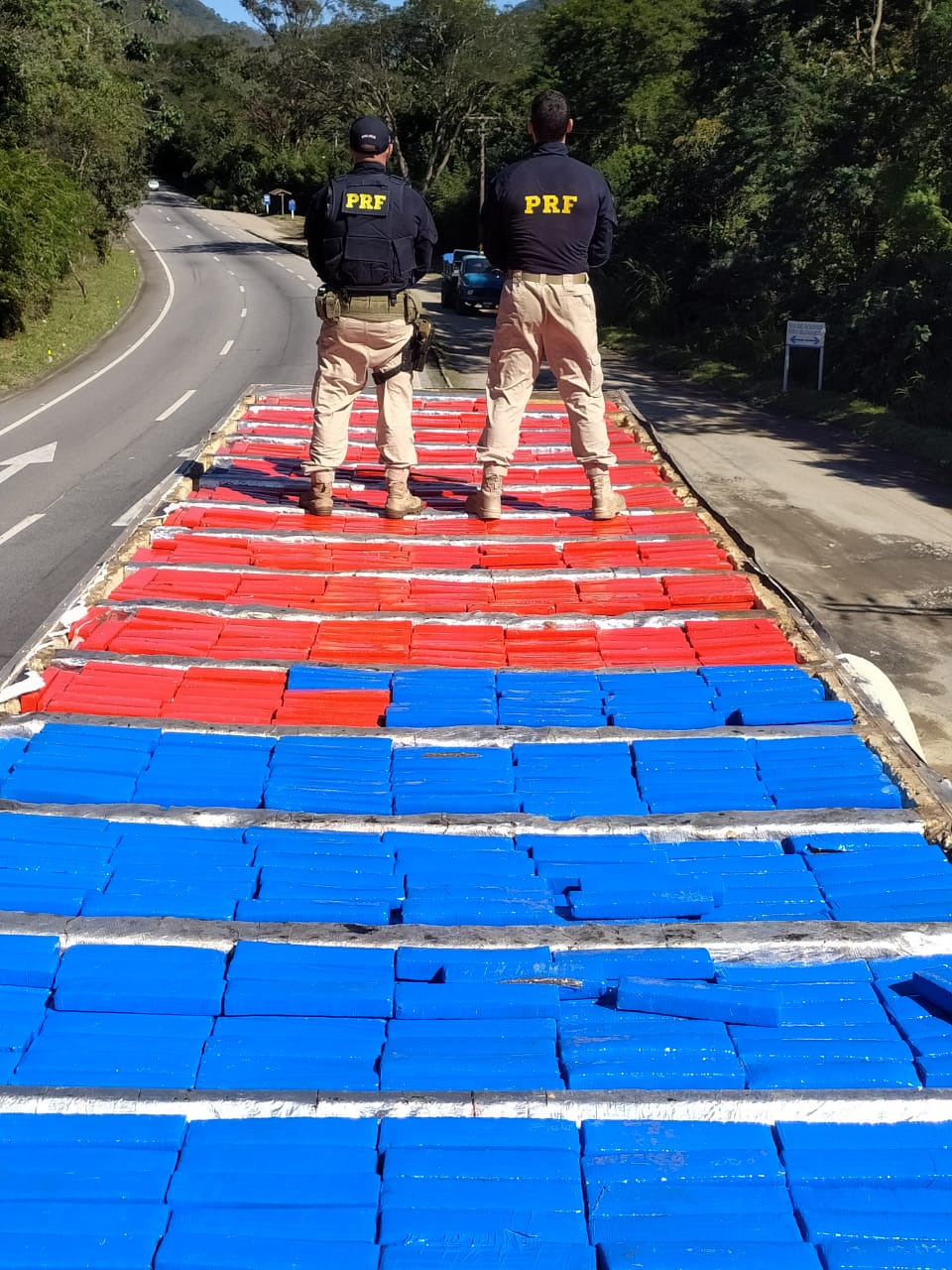 PRF apreende mais de uma tonelada de maconha na BR-040, em Petrópolis