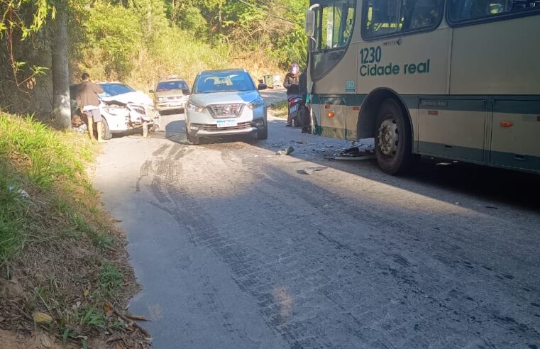 Acidente deixa trânsito lento no Caxambu, em Petrópolis