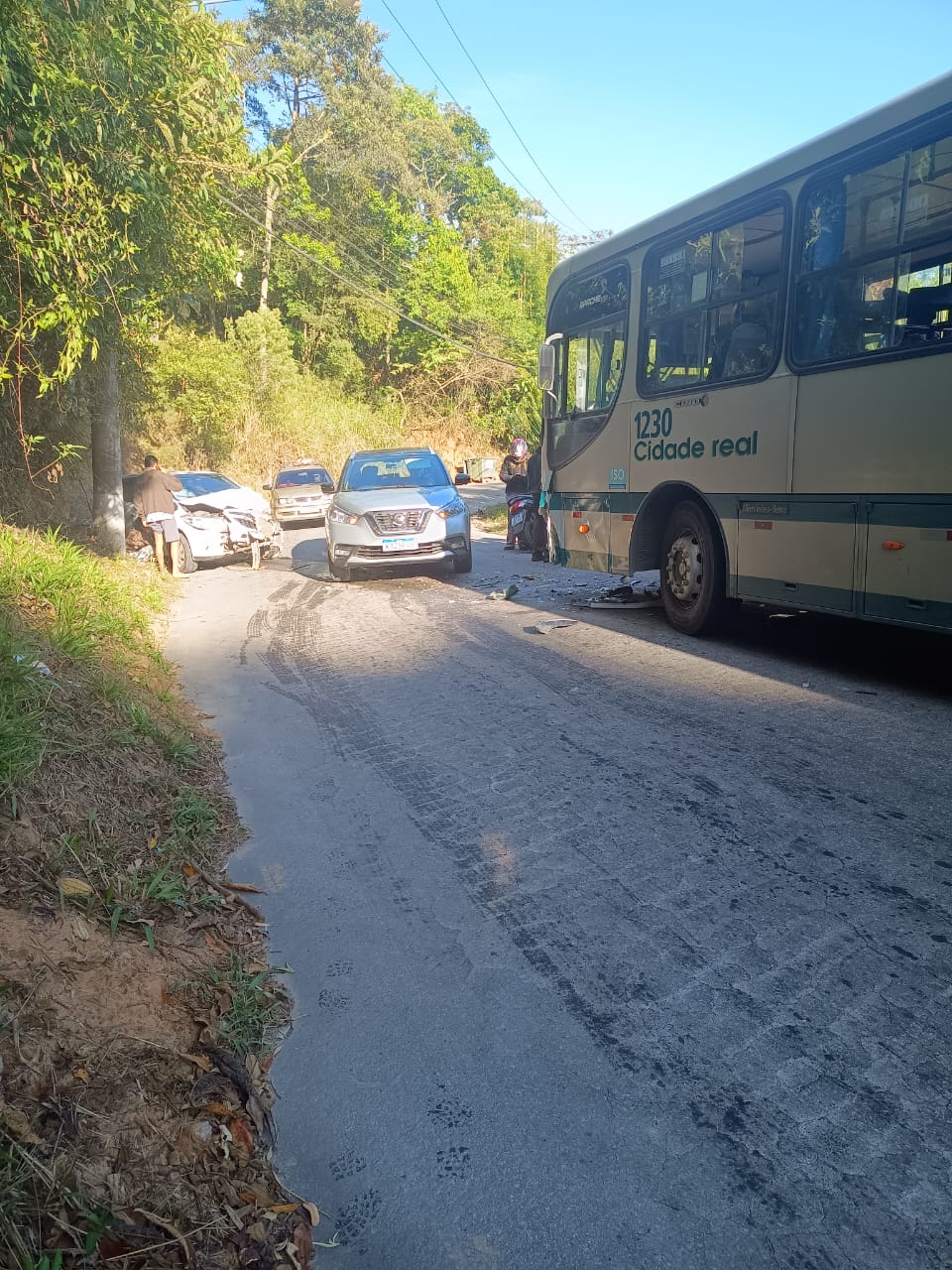 Acidente deixa trânsito lento no Caxambu, em Petrópolis