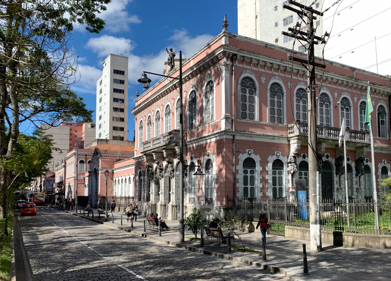 Cefet/RJ abre concurso para professor. Unidade Petrópolis oferta três vagas