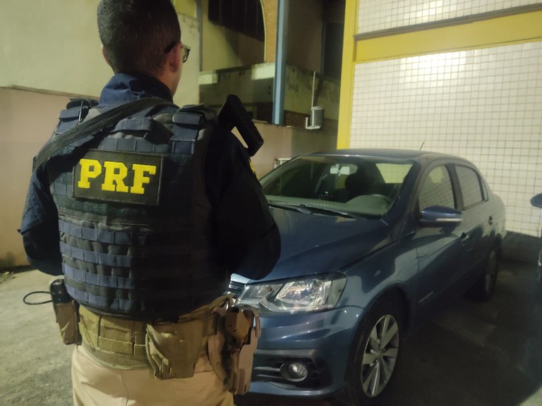 PRF recupera veículo com registro de apropriação indébita, em Barra Mansa