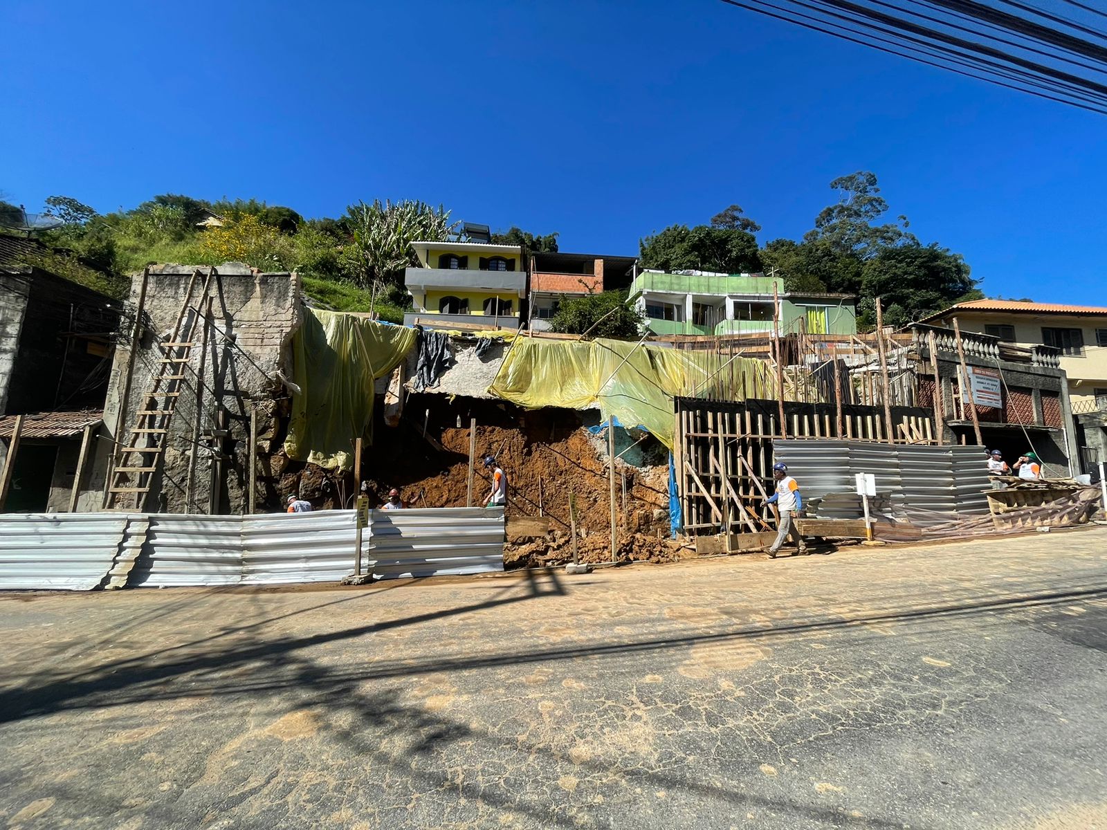 Obra de contenção em muro do Quissamã entra no último mês e é alvo de reclamações de motoristas e pedestres