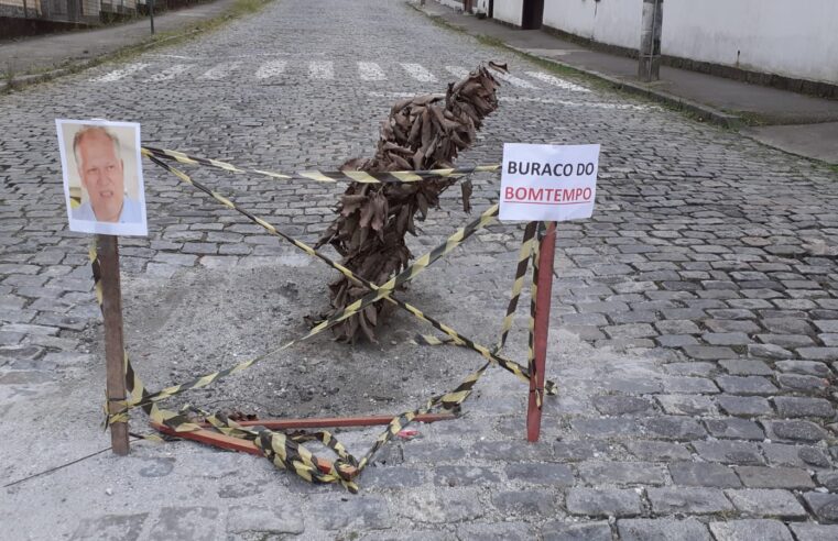 Após diversas denúncias, um buraco em Petrópolis ganha o nome de Prefeito