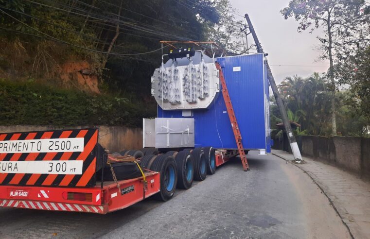 Trânsito desviado no Carangola por conta de incidente com carreta, em Petrópolis