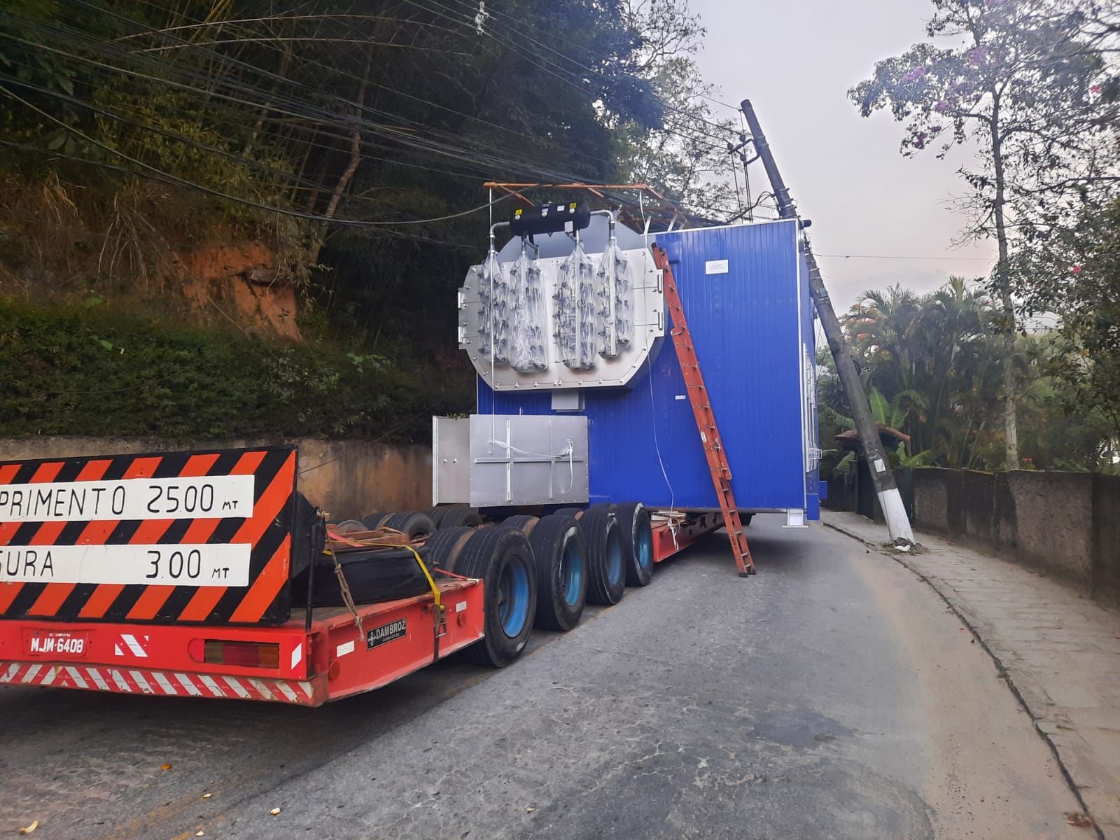 Trânsito desviado no Carangola por conta de incidente com carreta, em Petrópolis
