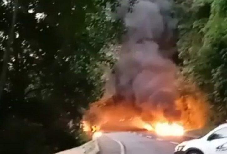 Subida da serra de Petrópolis interditada após carreta que transportava combustível pegar fogo: motorista morreu na hora do acidente