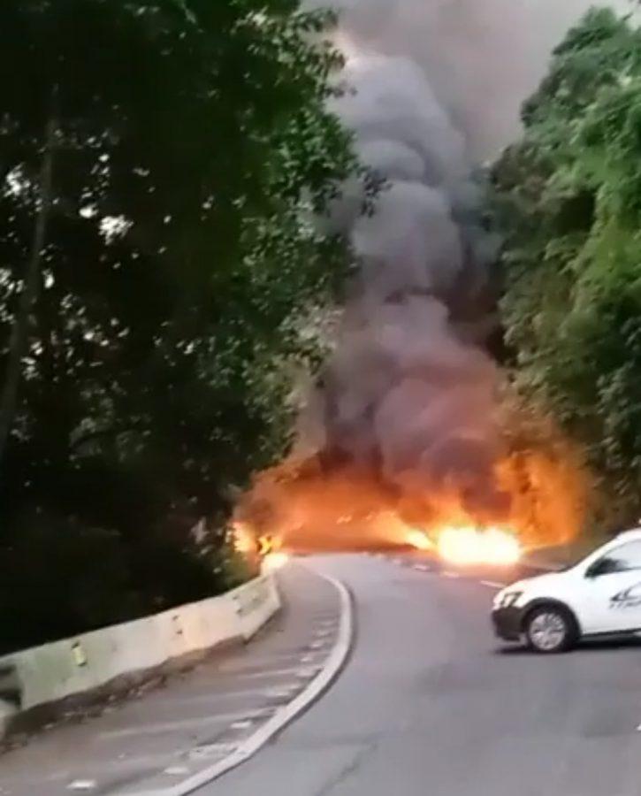 Subida da serra de Petrópolis interditada após carreta que transportava combustível pegar fogo: motorista morreu na hora do acidente