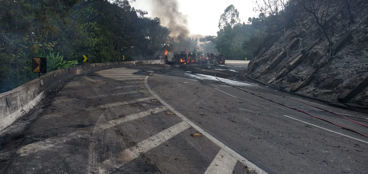 Concer informa que não há previsão para liberação da subida da serra de Petrópolis após incêndio