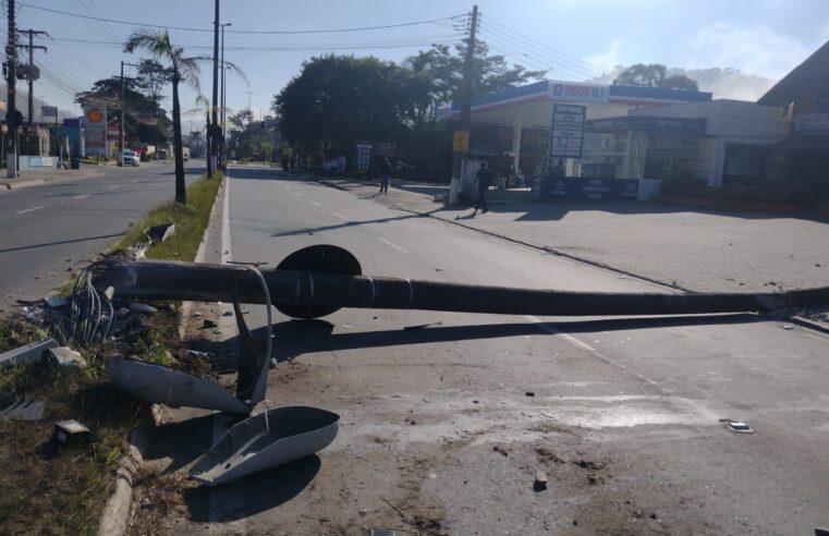 Estrada União e Indústria liberada após acidente com carro derrubar poste