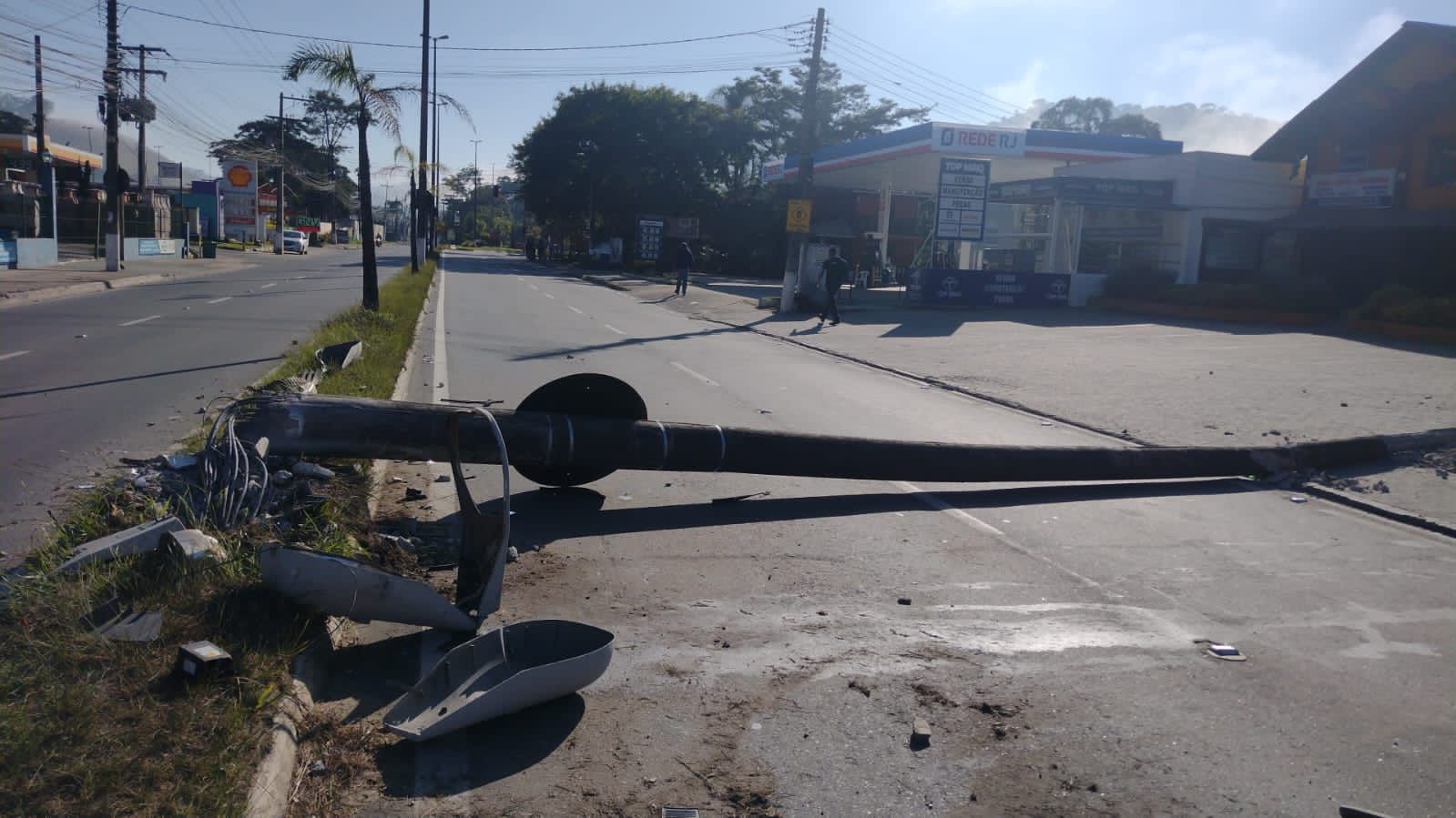 Estrada União e Indústria liberada após acidente com carro derrubar poste