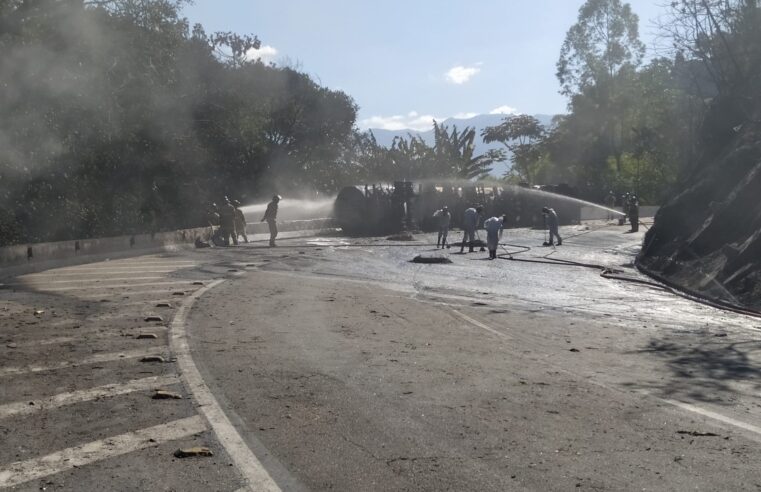 Subida da serra de Petrópolis sofrerá interdições parciais ao longo da semana para conclusão de limpeza da pista após carreta de combustível pegar fogo