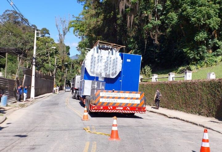Trânsito em meia pista no Carangola, na altura do número 800