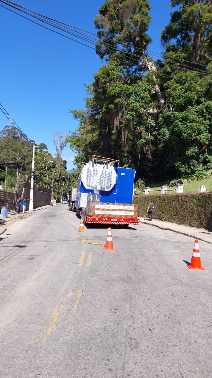 Trânsito em meia pista no Carangola, na altura do número 800