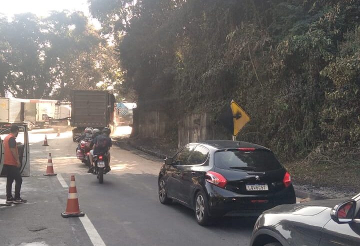 Subida da serra é parcialmente liberada após limpeza da pista
