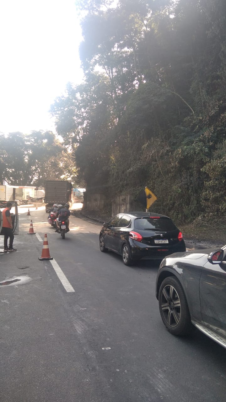 Subida da serra é parcialmente liberada após limpeza da pista