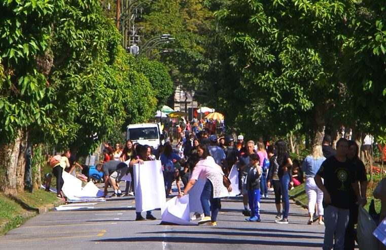 Mais de cinco mil petropolitanos se reuniram para a montagem de tapetes e a procissão de Corpus Christi