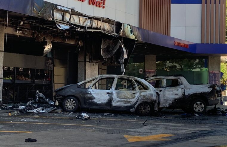 Carro pega fogo em estacionamento de supermercado no Quitandinha, em Petrópolis, nesta sexta-feira