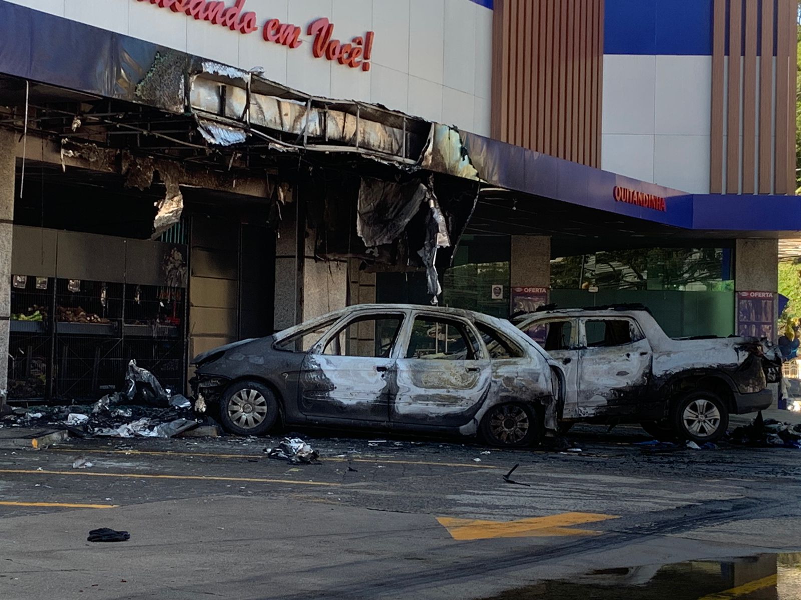 Carro pega fogo em estacionamento de supermercado no Quitandinha, em Petrópolis, nesta sexta-feira