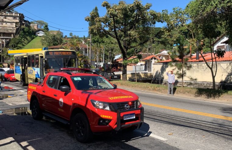 Incêndio em automóveis deixa trânsito no Quitandinha em meia pista