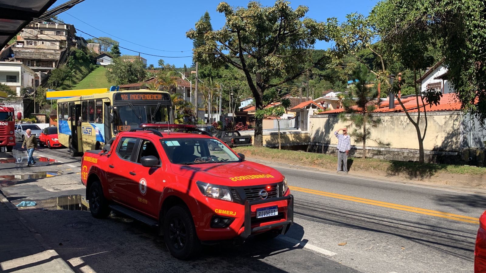 Incêndio em automóveis deixa trânsito no Quitandinha em meia pista