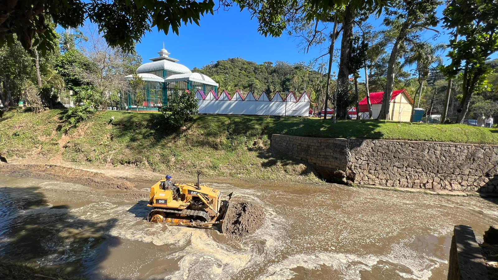 Dragagem em trecho do Rio Piabanha, próximo ao Palácio de Cristal, é iniciada nesta sexta-feira