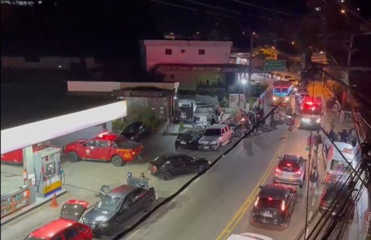 Carro e moto colidem no retiro na noite deste sábado