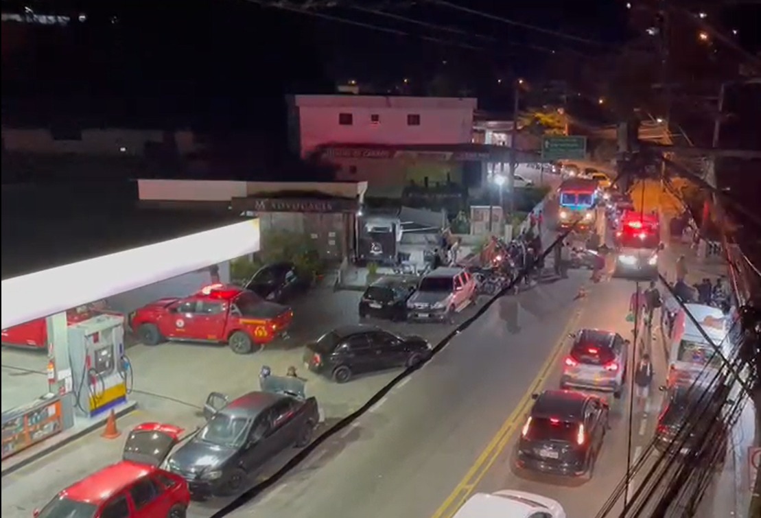 Carro e moto colidem no retiro na noite deste sábado