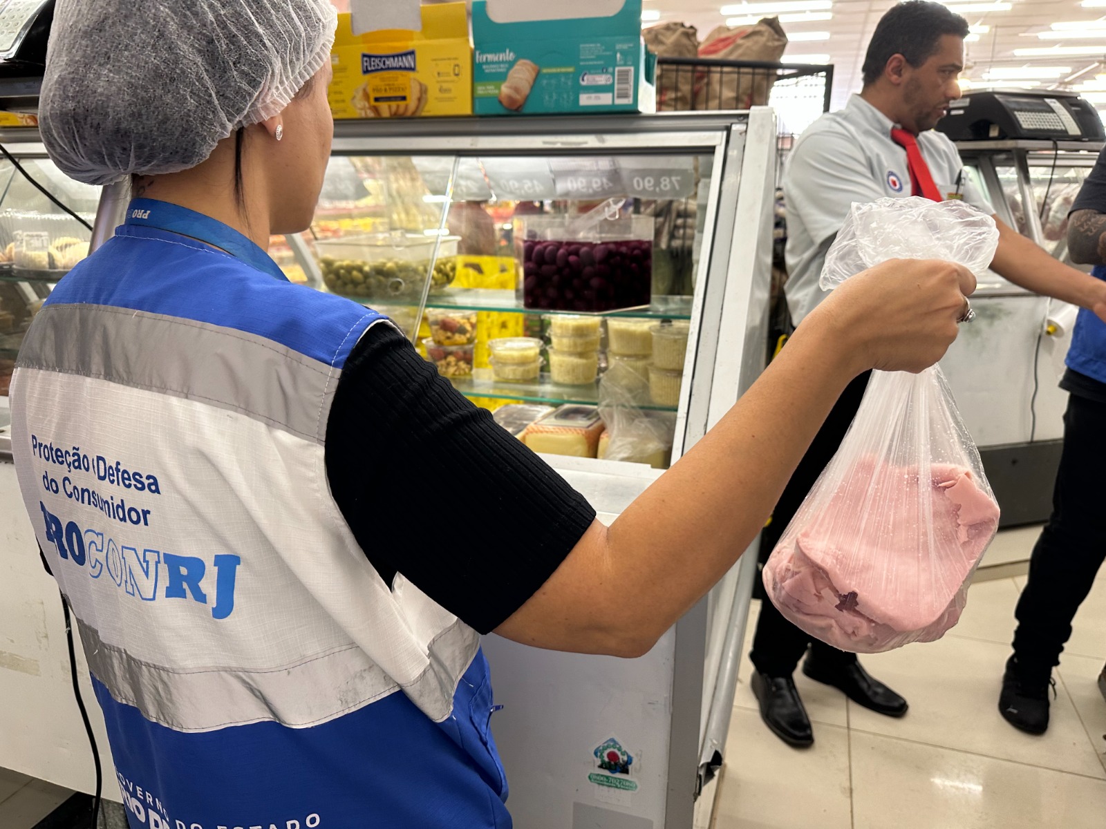 Procon-RJ finaliza em Friburgo a operação na região serrana, com mais de meia tonelada de alimentos impróprios descartados
