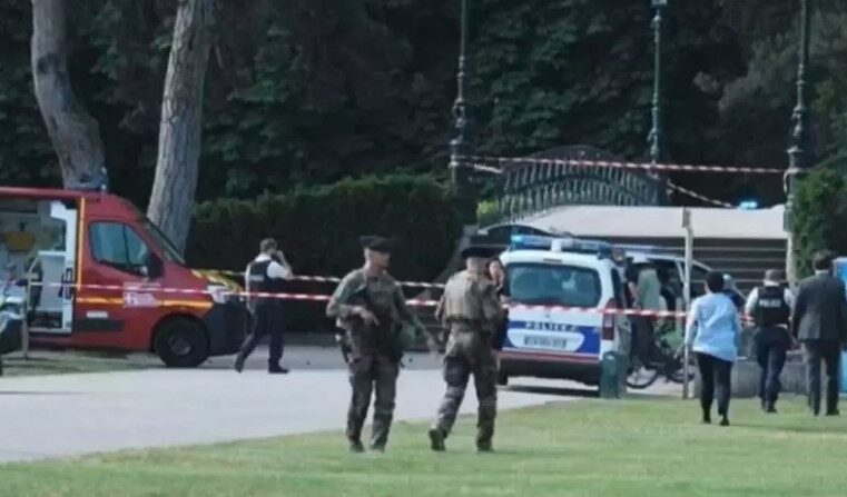 Ataque a faca nos Alpes franceses fere quatro crianças e choca país