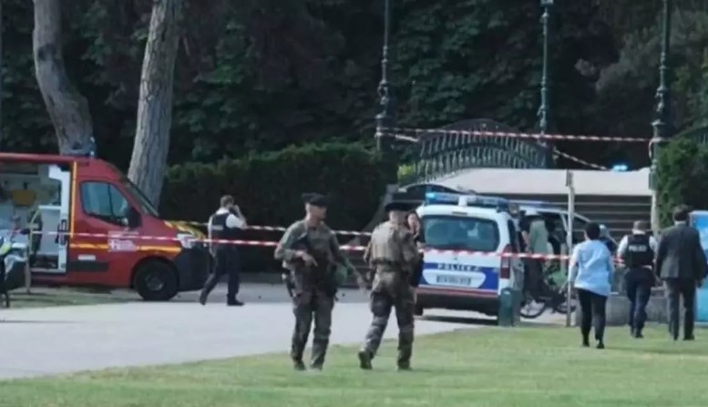 Ataque a faca nos Alpes franceses fere quatro crianças e choca país