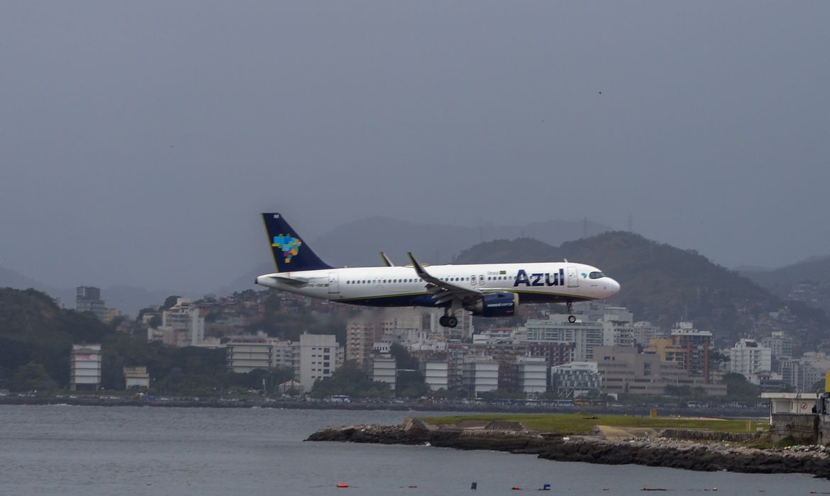 Petrobras reduz preços de querosene de aviação 