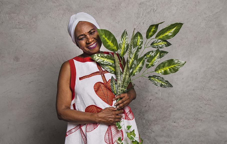 Cantora Áurea Martins, perto de fazer 83 anos, faz show gratuito no Centro Cultural Sesc Quitandinha, em Petrópolis, em que celebra o universo do sagrado feminino