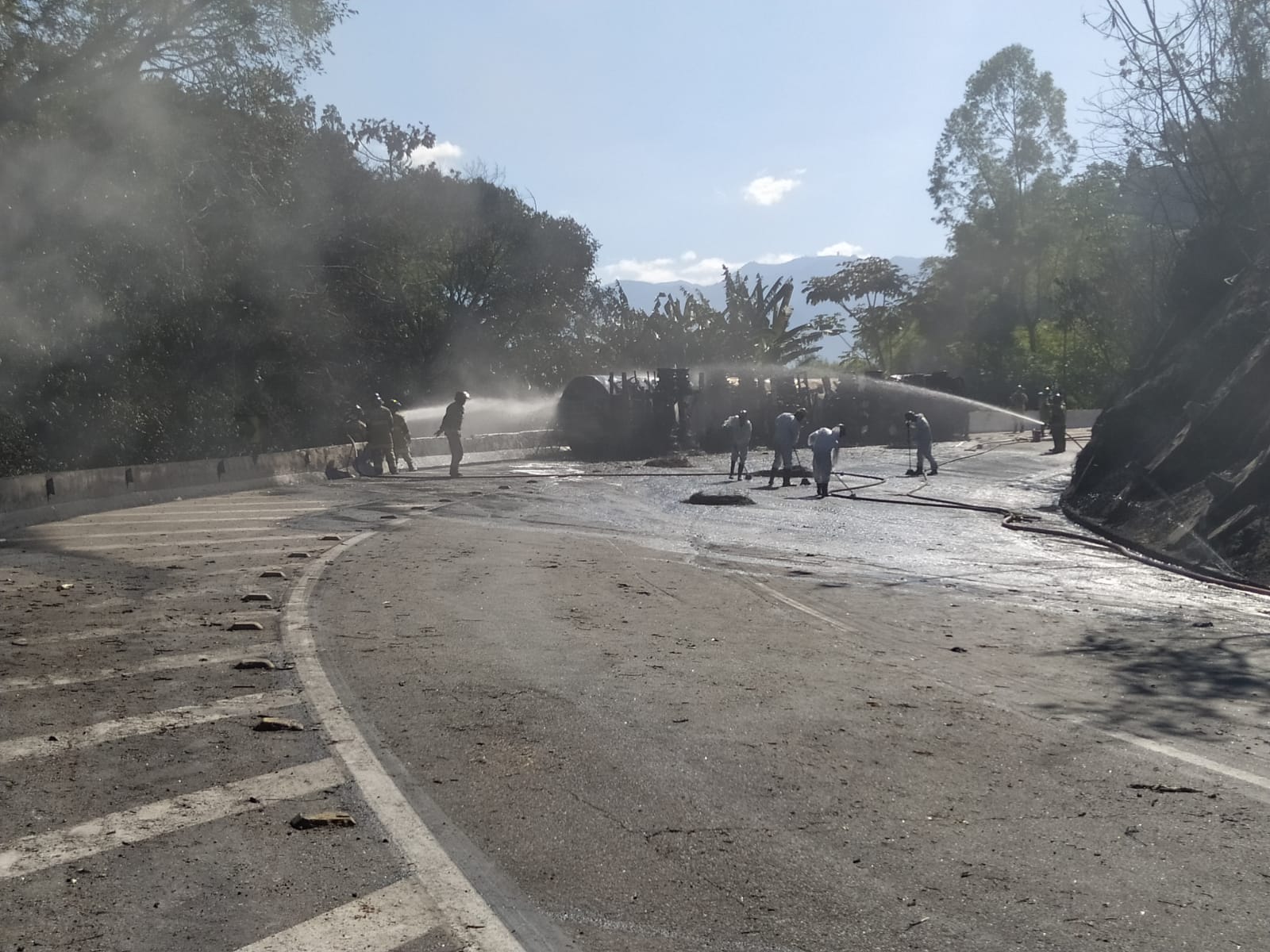 Equipes seguem trabalhando no acidente ocorrido na subida da Serra de Petrópolis