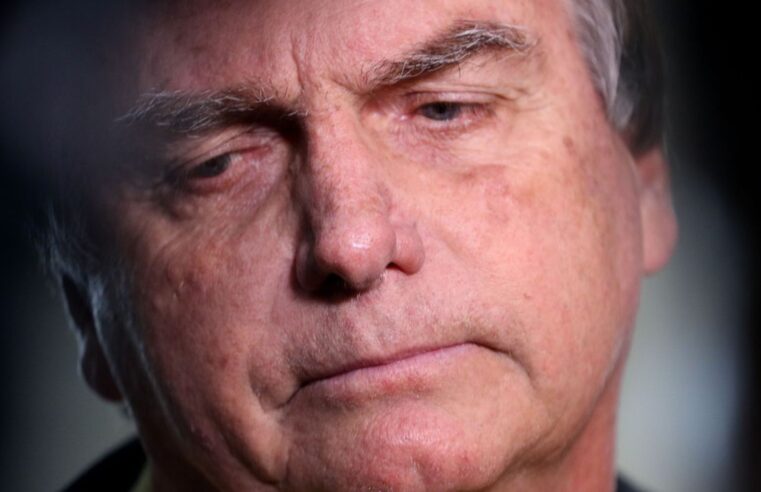 TSE suspende sessão com 3 votos a 1 pela inelegibilidade de Bolsonaro