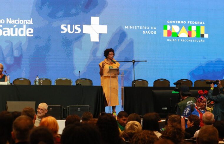 Ministra recebe manifestações de apoio ao abrir Conferência de Saúde 