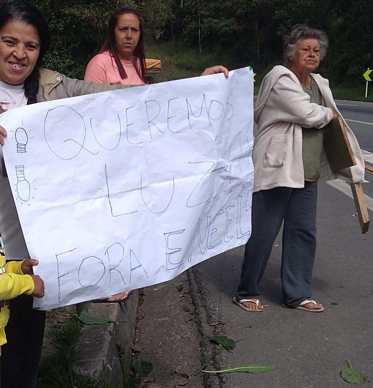 Manifestação bloqueia parte da BR-040 em Petrópolis