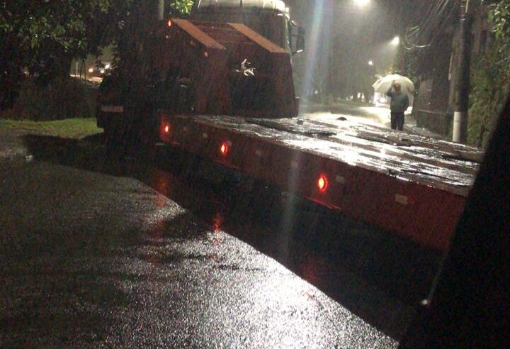 Carreta quebra e interdita Rua Bingen na noite deste domingo