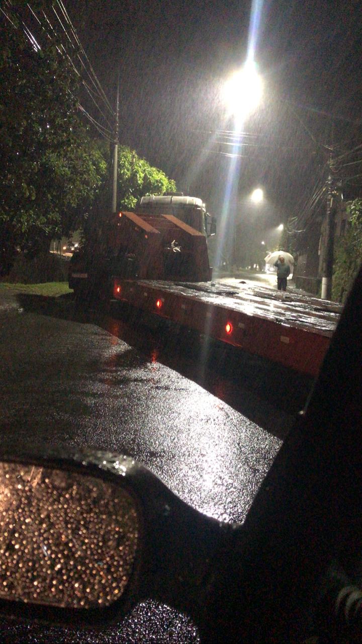 Carreta quebra e interdita Rua Bingen na noite deste domingo
