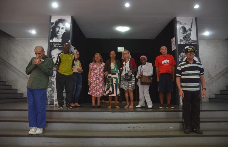 Governo do Estado leva idosos do Abrigo Cristo Redentor ao Teatro João Caetano