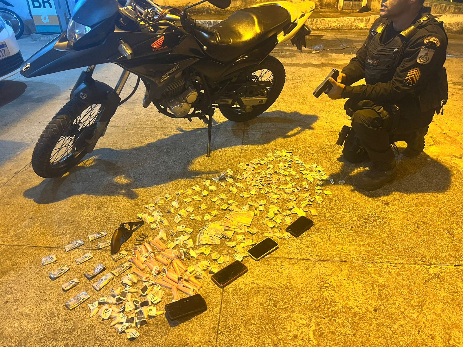 Diligências policiais capturam foragidos e apreendem drogas e dinheiro em diversos bairros em Petrópolis