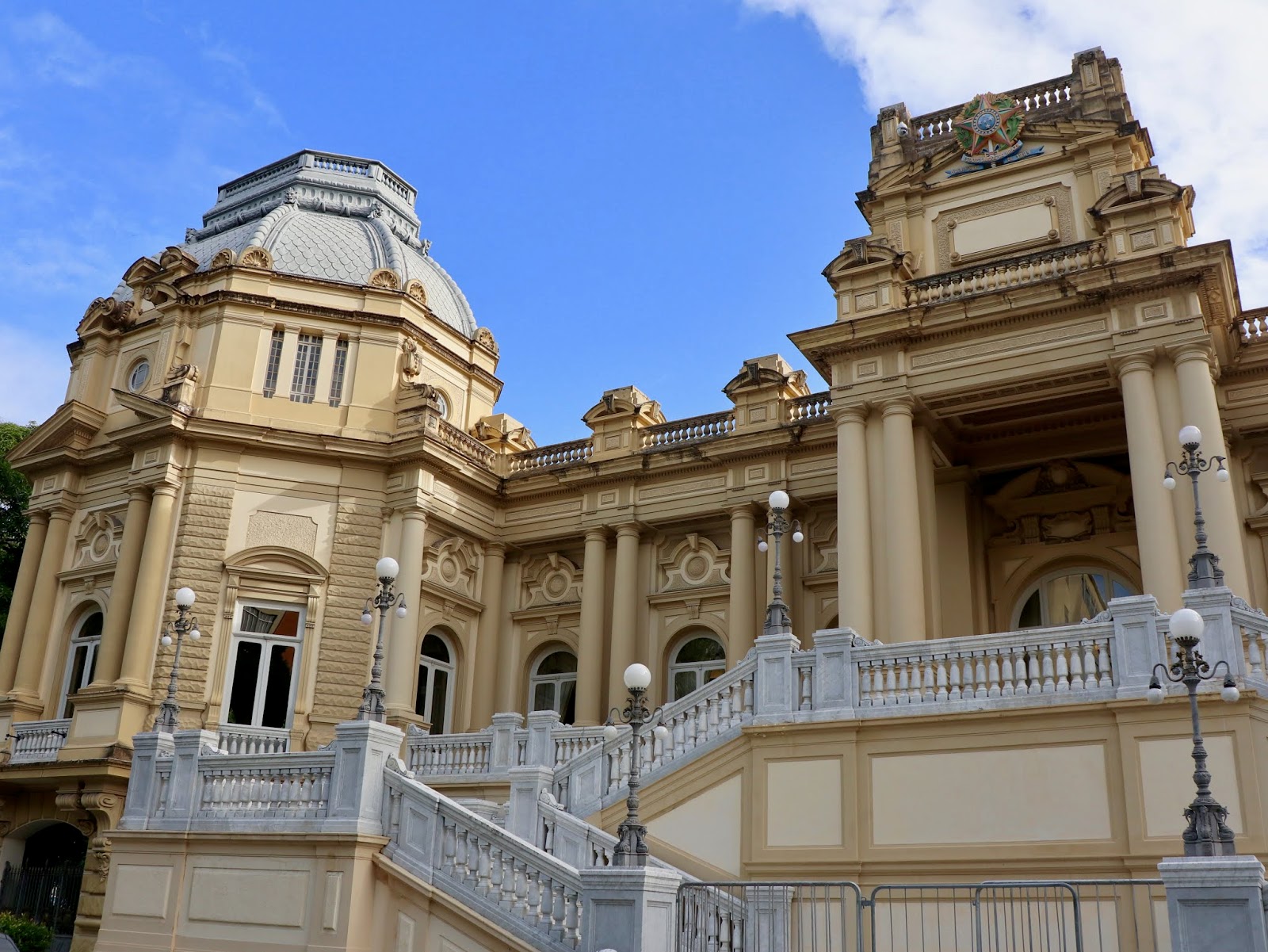 Governador Cláudio Castro lança aplicativo Rede Escola e entrega kits com uniformes para alunos da rede estadual