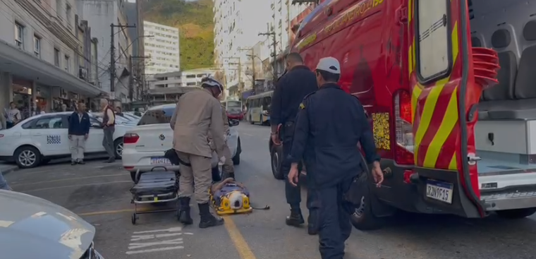 Homem é atropelado na Rua Paulo Barbosa em Petrópolis